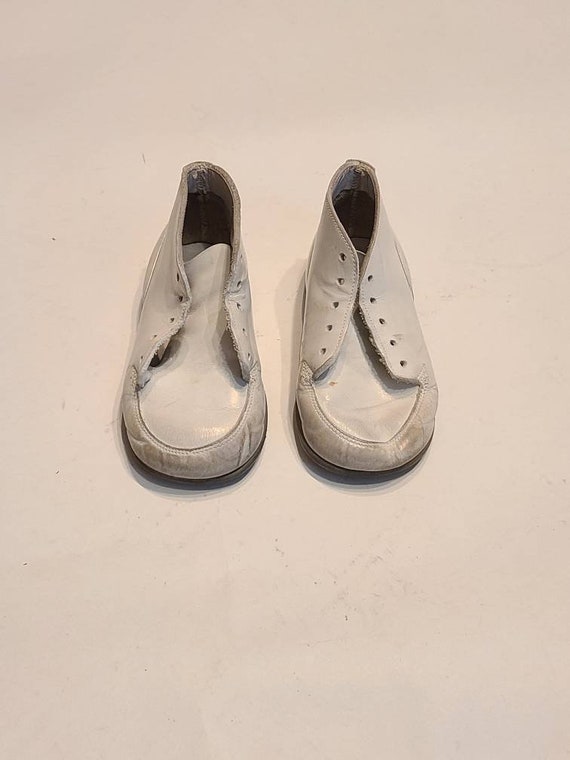 70s baby shoes, size 5 1/2 EEE, white walking shoe