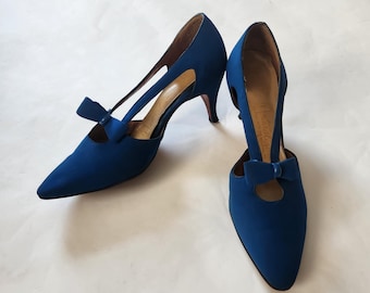 Tacones de aguja talla 5 de los años 50 en ante azul pavo real con lazos
