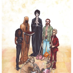 Op de afbeelding: Een groep van zeven mensen, sommigen met gewaden en anderen in casual kleding, staan in een kamer met een lichtbruine tegelvloer. Een persoon houdt een boek vast, een ander een vis en een ander een tas. De kamer heeft een lichtbruine tegelvloer en een wit plafond.