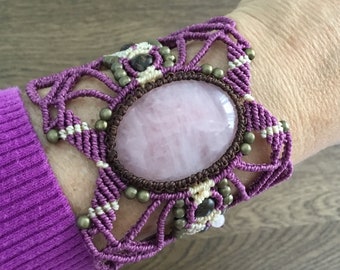 Pulsera tipo brazalete de cuarzo rosa