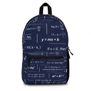 Peut inclure: Sac à dos bleu marine orné de formules et d'équations mathématiques blanches. Il possède une poignée noire, une poche avant et une poche latérale. Les équations incluent des formules de symétrie, de logarithmes et d'expressions algébriques.