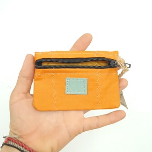 Monedero Artesanal cometa de kitesurf reciclada "Capella" / Upcycled Kite Artisanal Coin purse "CAPELLA"