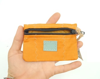 Monedero Artesanal cometa de kitesurf reciclada "Capella" / Upcycled Kite Artisanal Coin purse "CAPELLA"