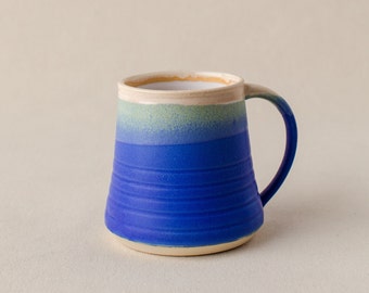 Mug fait main en grès cérame. Tasses en poterie. Tasse à café. Tasse à thé. Mug en céramique. Tasse en argile.