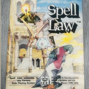 Może przedstawiać: Okładka książki do gry fabularnej "Spell Law" w stylu vintage. Grafika przedstawia scenę fantasy z czarodziejem, stworzeniem podobnym do smoka i rogatym demonem. Tytuł jest dużymi, pogrubionymi literami. Książka jest produkowana i dystrybuowana przez Iron Crown Enterprises.