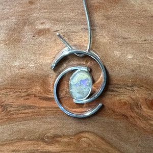 Colgante de plata de ley con ópalo australiano engastado en bisel.