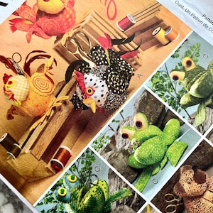 May include: A sewing pattern featuring a variety of animal designs, including chickens, frogs, and a bear. The pattern includes instructions for making each animal, as well as a list of materials needed. The pattern is titled "Pattern/Patron" and includes the text "Cont. Un Patron de Costura".