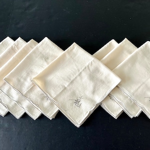 Set van 8 Madeira geborduurde linnen servetten, elk 45 cm groot, met een geschulpte hoek met een geborduurd ontwerp, grijs op crème, als nieuw.