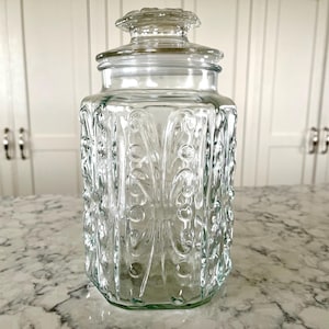 Vintage LE Smith Imperial Atterbury Scroll pressed glass canister or apothecary jar with lid, excellent condition; 9.25&quot; tall.