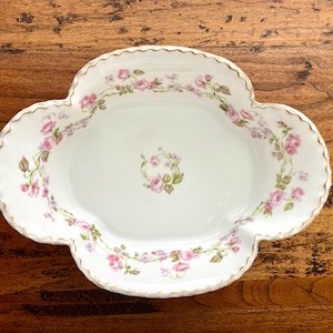 Vintage Haviland Limoges Quatrefoil Servierplatte, rosa und grüne Rosen, gold bemaltes Detail; 24 cm lang x 18 cm breit x 5 cm tief , wunderschön!