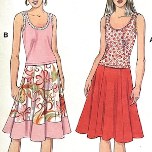 Puede incluir: Ilustración de dos conjuntos. Uno presenta una camiseta sin mangas rosa con un ribete de encaje blanco y una falda floral. El otro conjunto tiene una camiseta sin mangas floral roja y una falda roja. Ambos conjuntos son hasta la rodilla.