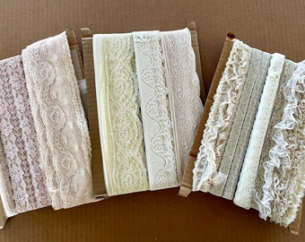 Rollen vintage naaiveters, de meeste plat, sommige gerimpeld, allemaal poly of polymix, allemaal in uitstekende staat; bruin, crème, blozen, wit.