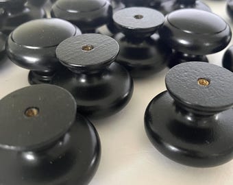ネジ用の金属インサートが付いた新しい木製の引き出しノブまたは取っ手 4 個セット、黒、状態良好、同梱発送。