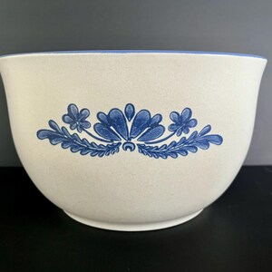 Bol para mezclar de gres Pfalzgraff Yorktown, en excelente estado; 24 cm de diámetro x 14 cm de profundidad.