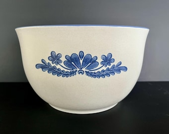 Kamionkowa miska do mieszania firmy Pfalzgraff Yorktown, w doskonałym stanie; średnica 9,5 cala, głębokość 5,5 cala.