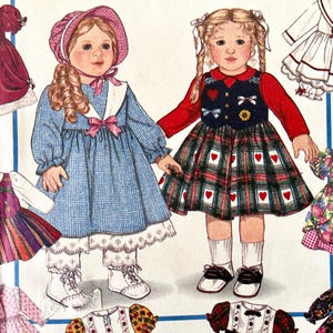 Puede incluir: Ilustración de dos niñas con vestidos vintage. Una niña lleva un vestido azul con cuello blanco y lazo rosa. La otra lleva una camiseta roja de manga larga con una falda a cuadros con diseños de corazones. También se muestran otros diseños de vestidos.