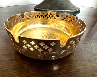 Cenicero de latón macizo fabricado en India, con diseños grabados y calados, realmente bonito; 12 cm de diámetro x 4 cm de profundidad.