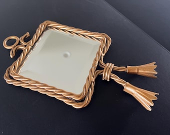 Liten väggspegel från mitten av århundradet, med rep- och tofsdesign, fasade kanter, utmärkt skick.