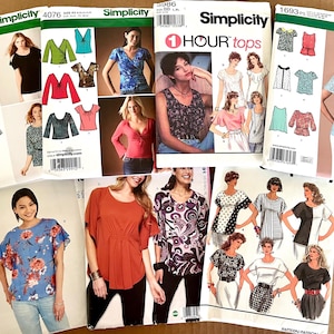 Puede incluir: Una colección de patrones de costura Simplicity para tops. Los patrones presentan varios diseños de tops, incluyendo tops cruzados, blusas de manga corta y tops de encaje. Las portadas muestran imágenes de las prendas terminadas e incluyen el texto "1 HOUR tops".