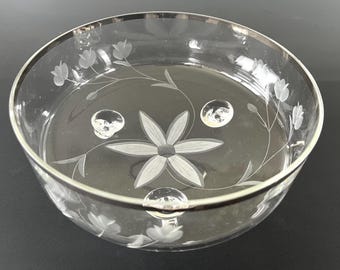 Stara misa na nóżce Princess House z trawionym motywem kwiatowym, srebrna obramówka na krawędzi, w doskonałym stanie.