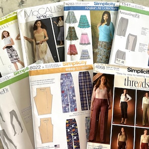 Puede incluir: Una colección de patrones de costura para faldas y pantalones. Los patrones son de las marcas Simplicity y McCall's. Los patrones presentan diferentes estilos y tallas. Los patrones están sobre un fondo blanco con texto negro e imágenes.