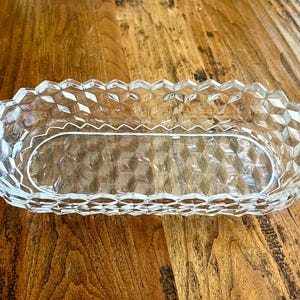 Piatto ovale vintage americano Fostoria per sedano con motivo cubista in vetro pressato trasparente, in eccellenti condizioni; circa 10&quot; x 4,5&quot;.