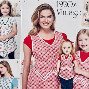 Puede incluir: Un patrón de costura vintage para un delantal de estilo años 20. El patrón incluye instrucciones para hacer un delantal para adultos y niños. El delantal es un diseño sencillo con cuello en V y dobladillo recto. El patrón está impreso en un fondo blanco con texto negro e ilustraciones.