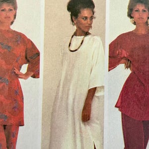 Può includere: Tre capi sono mostrati: un completo tunica e pantaloni rossi con motivo floreale blu, un abito bianco a maniche lunghe con scollo rotondo e un completo tunica e pantaloni rosso scuro a maniche lunghe con scollo rotondo.