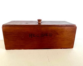 Vintage Rezeptkartenbox aus Holz, 2 Sektionen innen, abnehmbarer Deckel mit Holzknopf, hält 3,5 "x 5" Karteikarten."