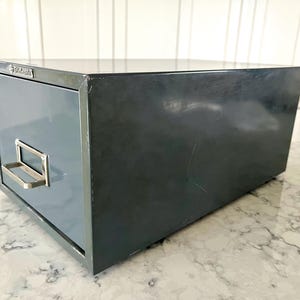 Vintage industriële grijze Steelmaster dossierlade, stapelbaar, met of zonder kaarten. Zie details hieronder.