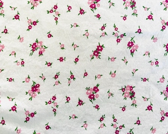 Sábana plana de tamaño estándar con estampado floral, 100% algodón, blanco brillante con ramitas florales rosas y verdes, en excelente estado.