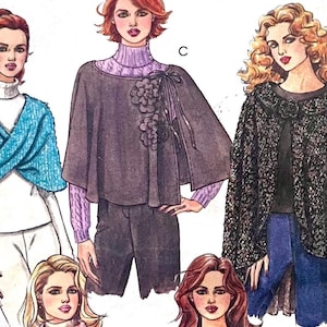 Könnte beinhalten: Eine Schnittmuster-Illustration mit drei verschiedenen Umhangstilen: ein blauer, strukturierter Wickelumhang, ein dunkelgrauer Poncho mit Blumenakzenten, gekennzeichnet mit C, und ein schwarzer Spitzenumhang, gekennzeichnet mit E, über Oberteilen.