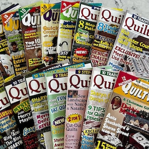 Puede incluir: Una colección de revistas QuiltWorks Today con varios titulares de portada como 10 Traditional Patterns, 9 Step-Patterns y 12 Patterns. Las revistas muestran diseños coloridos con texto, fotografías de edredones y títulos de proyectos.