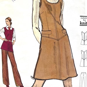 Puede incluir: Patrón de costura vintage con un vestido marrón con cremallera y bolsillos, combinado con una blusa blanca y un chaleco burdeos. El patrón incluye el texto "suitable for knits". La ilustración muestra a una mujer con el conjunto.