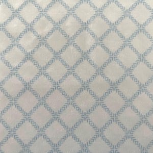 Puede incluir: Primer plano de una tela blanca con un patrón repetitivo de formas de diamante azul claro. Cada diamante está delineado con un diseño de hojas delicado y estilizado, creando una apariencia texturizada. El efecto general es un diseño sutil y elegante.