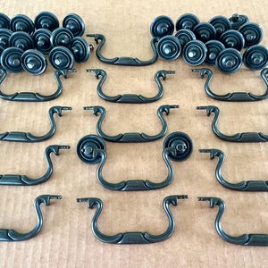 4-Zoll-Zentrenbügel von ROLKOL, antike schwarze oder sehr dunkelbraune Farbe, 13 verfügbar, separat zu verkaufen, sehr guter Zustand.