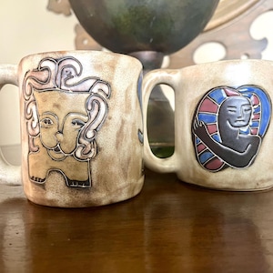 MARA Mexiko Stengods Stjärnteckenmuggar, en är Lejonet med lejon på båda sidor, en är Jungfrun, kvinnor på båda sidor, utmärkt skick.