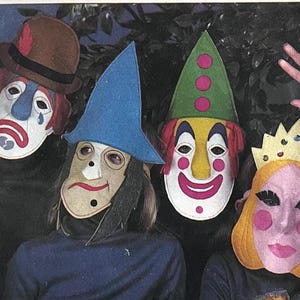 Set completo di modelli per decalcomanie Simplicity 8780 del 1978 per maschere da clown triste, strega, clown felice e principessa/regina, taglia unica.