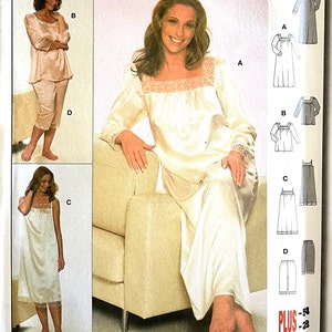 Puede incluir: Una mujer modela un conjunto de pijama de satén color crema con ribete de encaje. El conjunto incluye una parte superior de manga larga y pantalones. La imagen también muestra un camisón y un pijama capri. El patrón es para tallas 54 y 28.