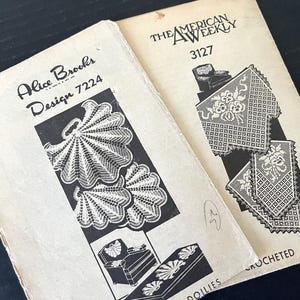 Könnte beinhalten: Zwei Vintage-Häkelmuster, eines für ein Stuhlset und eines für Deckchen. Das Stuhlset-Muster ist von The American Weekly, Designnummer 3127. Das Deckchen-Muster ist von Alice Brooks, Designnummer 7224.
