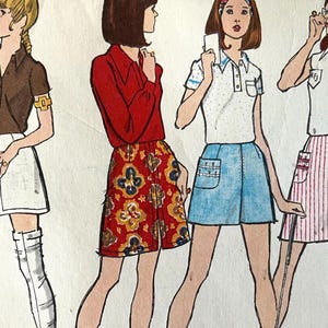 Op de afbeelding: Vintage mode-illustratie met vier vrouwen in outfits in de stijl van de jaren 70. De outfits omvatten een bruine poloshirt en witte shorts, een rood overhemd met kraag en een short met patroon, een witte poloshirt en blauwe shorts, en een wit vest en een roze gestreepte rok.
