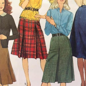Puede incluir: Una ilustración de patrón de costura que muestra cuatro conjuntos: una blusa negra con cuello blanco y falda marrón, un suéter amarillo con falda de cuadros rojos, una camisa azul con falda verde y una blusa blanca con falda azul.