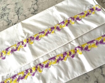 Par de 2 fundas de almohada vintage con bandas de adorno tejidas a mano en crochet en amarillo, blanco y morado, crochet suave sobre tela de algodón blanco o mezcla.