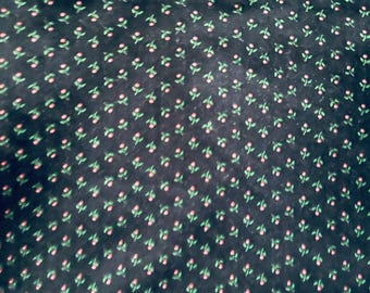 Tessuto interamente in cotone, 43" di larghezza x 4 iarde di lunghezza, di Joan Kessler per Concord Fabrics, blu navy scuro con mini boccioli di rosa rosa, condizioni eccellenti.