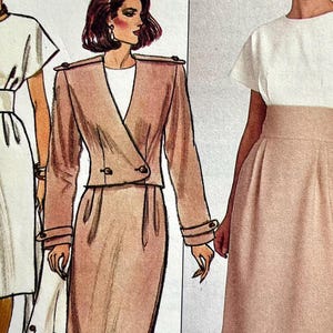 Puede incluir: Un patrón de costura con tres diseños de vestidos diferentes. El primer vestido es un vestido blanco con mangas cortas y una falda ajustada. El segundo vestido es un vestido marrón con una chaqueta y una falda ajustada. El tercer vestido es una blusa blanca con una falda marrón.