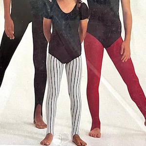 Puede incluir: Tres pares de leggings con estribos en patrones a rayas negras, rojas y blancas. Los leggings se usan con leotardos negros. La imagen es de estilo vintage, probablemente para danza o gimnasia.