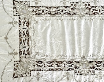 Tischdecke aus Madeiraspitze / 12 Servietten aus Leinen mit exquisiten Schnittarbeiten, Stickereien und gezogenen Fadenarbeiten; 62 "x 100", 12 passende Servietten, 16 ""
