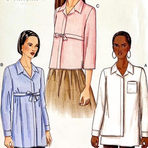 Puede incluir: Tres estilos diferentes de blusas con mangas largas y cuello. La primera blusa es azul claro con un lazo en la cintura. La segunda blusa es rosa con un lazo en la cintura. La tercera blusa es blanca con un bolsillo en el lado izquierdo.