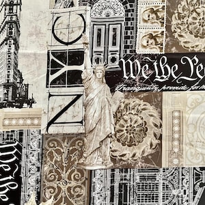 Pode incluir: Uma estampa de tecido com uma colagem de pontos turísticos de Nova York, a Estátua da Liberdade e selos postais dos EUA. O design inclui o texto We the People, NYC e Washington, em tons de preto, branco e sépia.