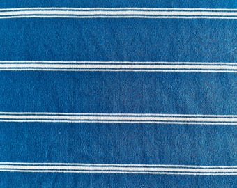 Dzianina jersey o szerokości 60" i długości 3 jardów, w kolorze niebieskim z białymi paskami, dość gruba, idealna na koszulki polo i T-shirty.